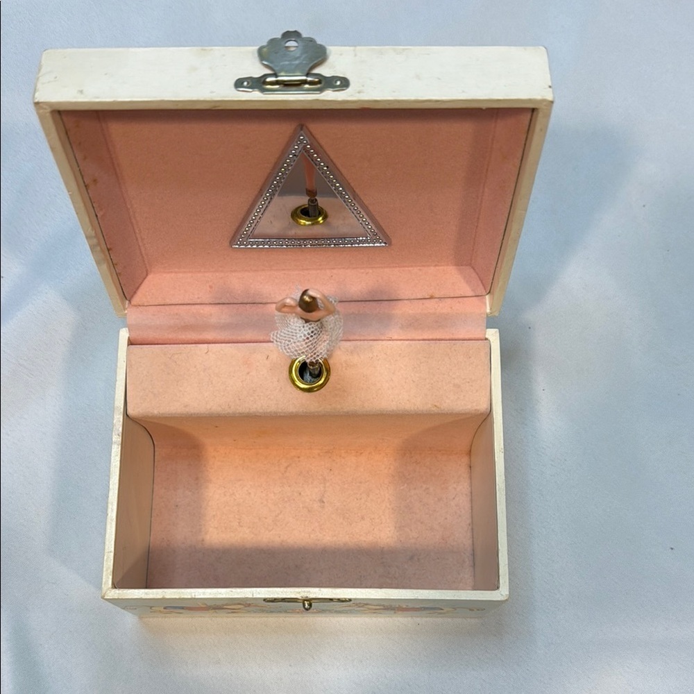 Vintage Dancing Ballerina Jewelry / Music Box with Carousel Design - Picture 12 of 14
